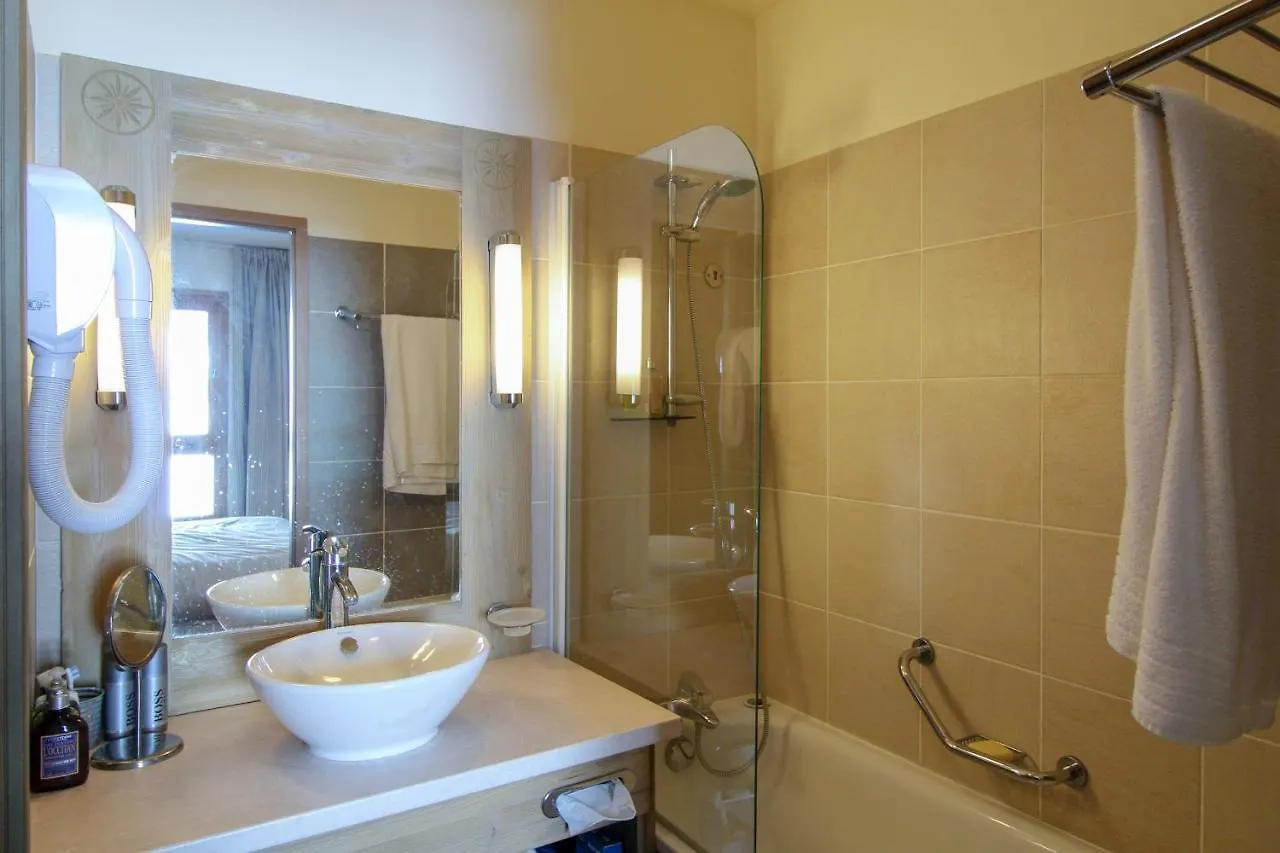 Spacious Family 2-Bed, 2-Bath With Parking, Private Piste Flaine Apartment